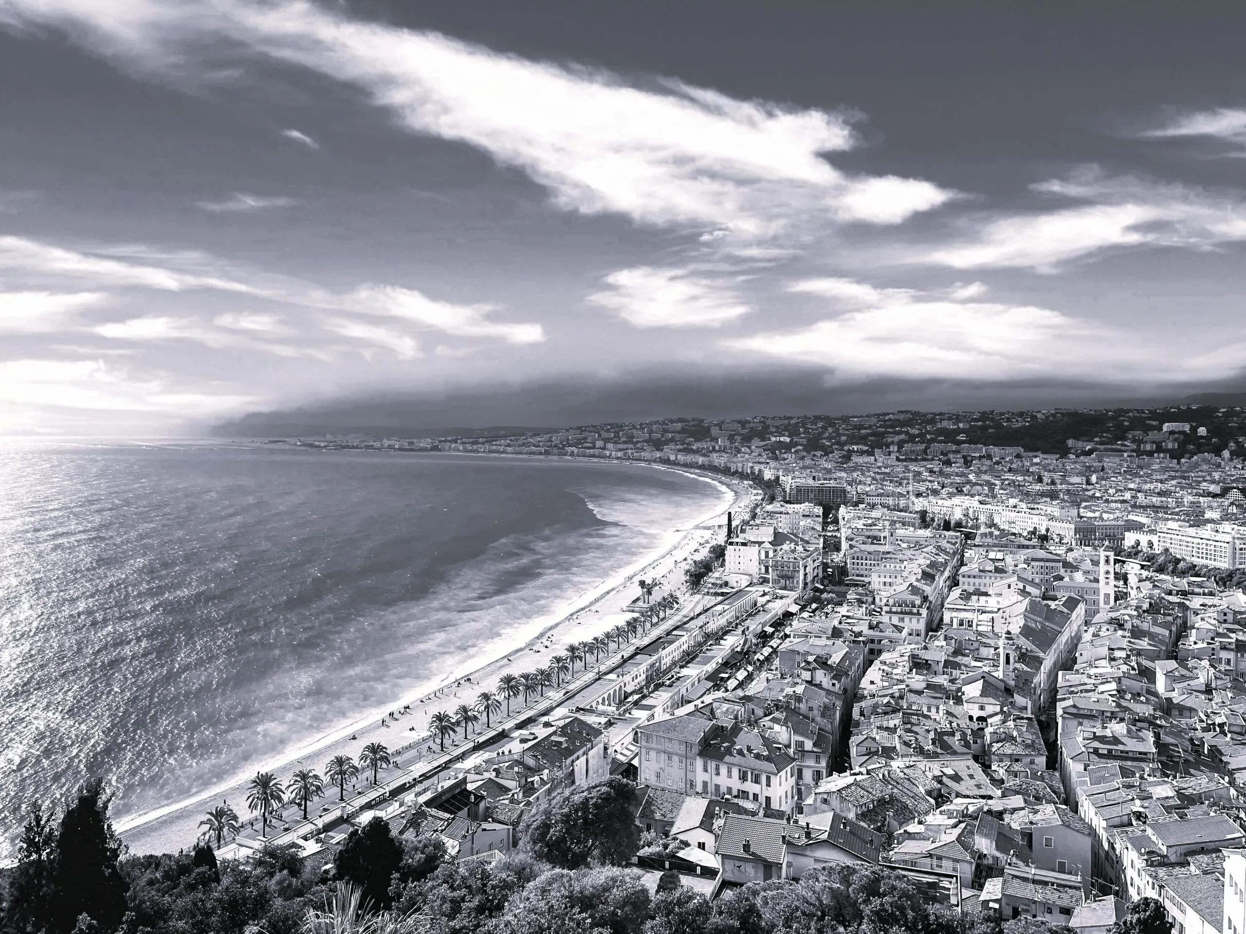 Vue panoramique en noir et blanc de la baie et de la ville de Nice.