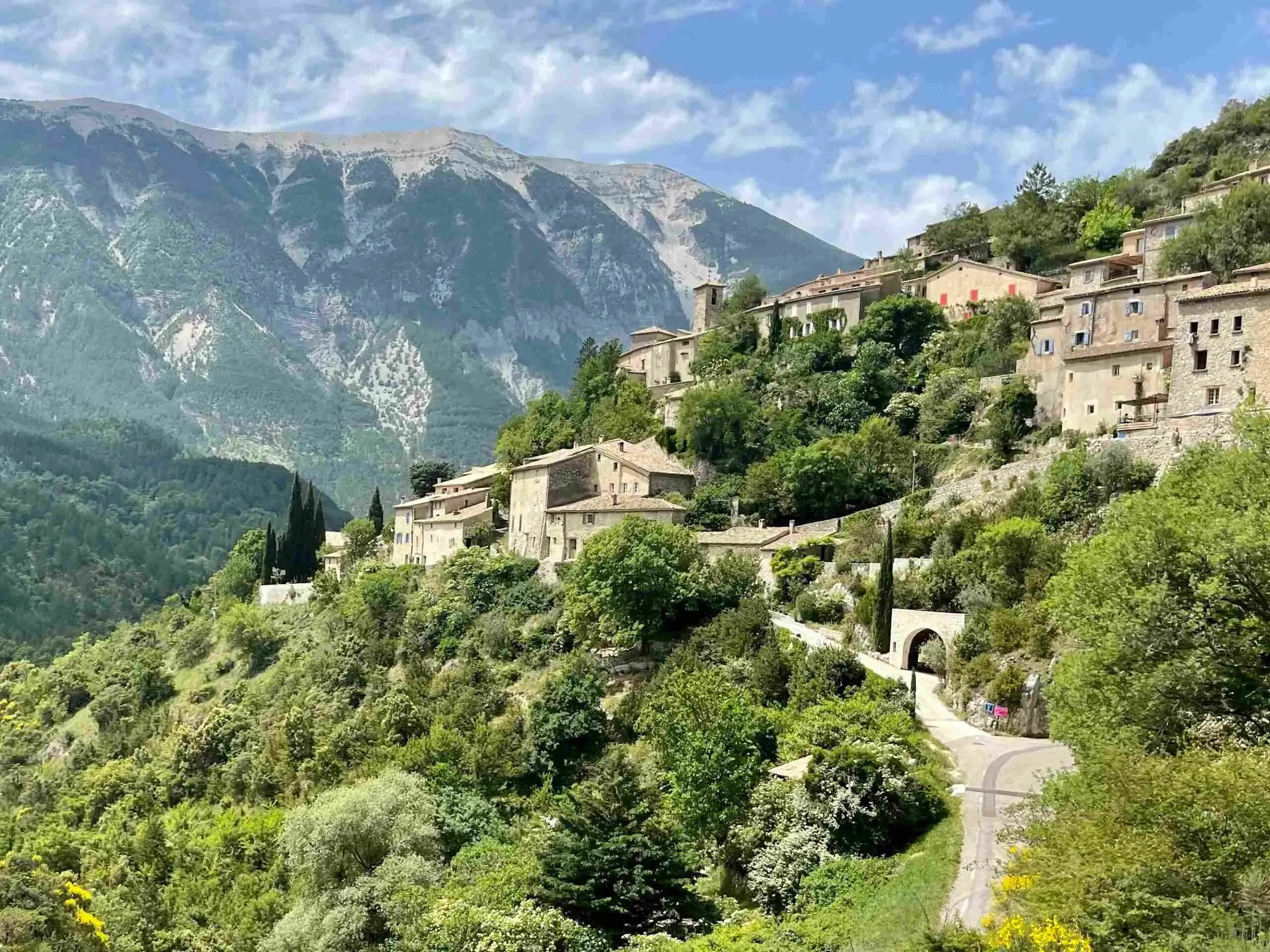 Village de montagne perché dans les Alpes de Haute-Provence.